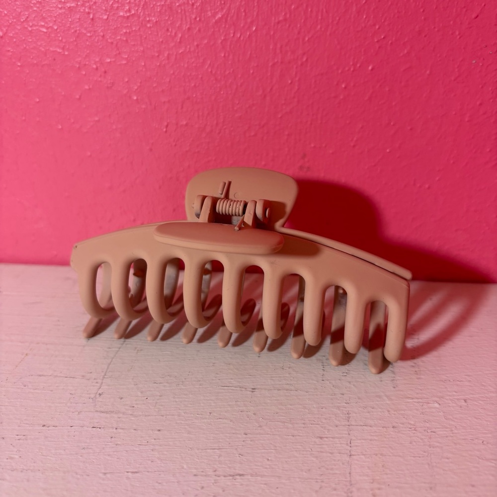Urban Outfitters Marley Chic Tan Hair Claw Clip EUC - Picture 5 of 6